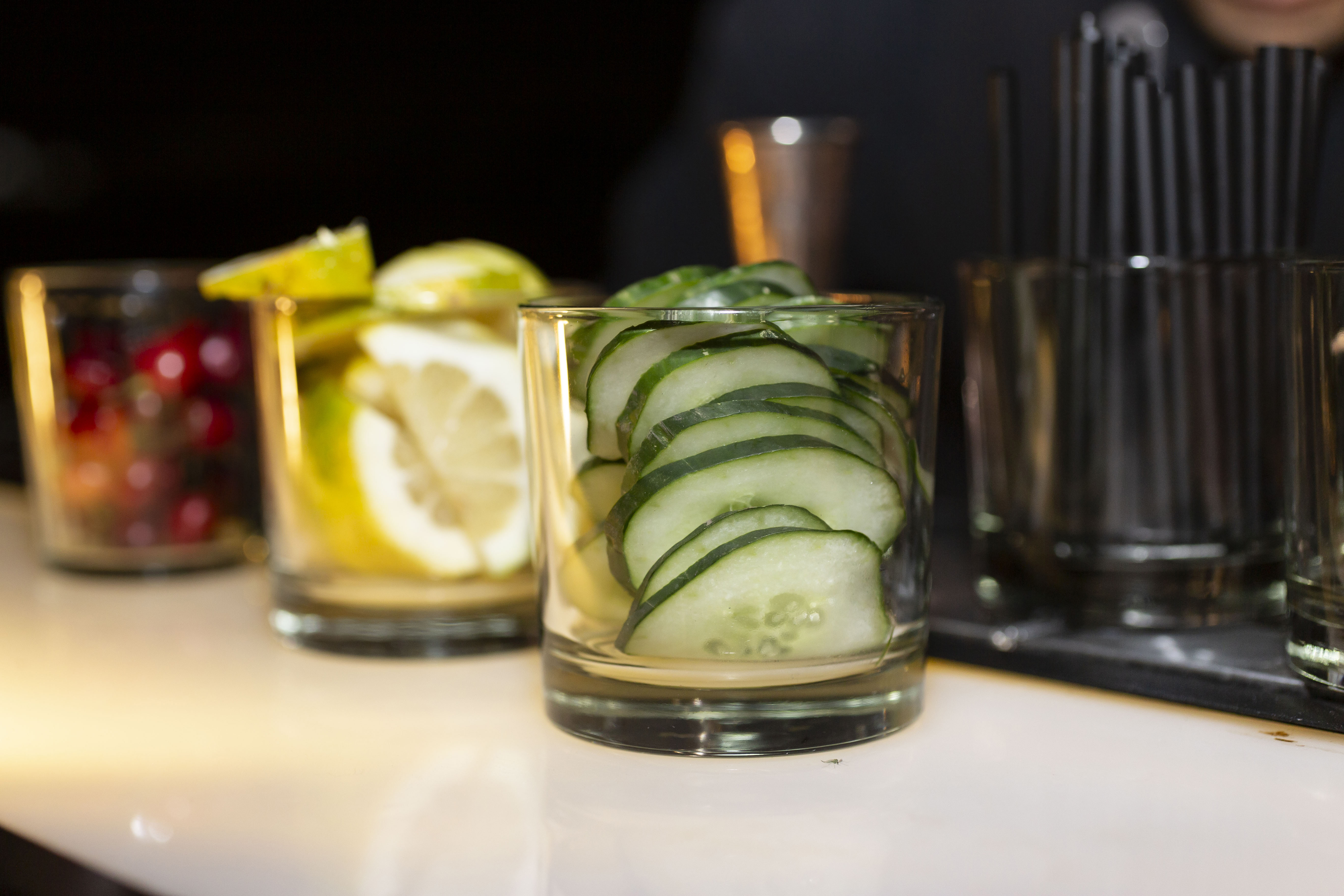 Vasos con pepino y limón